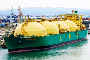 Một tàu chở LNG từ Qatar cập cảng châu Âu. Ảnh: SHUTTERSTOCK 