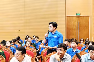 Phó Chủ tịch Hội Sinh viên Trường đại học Quy Nhơn Nguyễn Quốc Thịnh nêu đề xuất tại hội nghị.