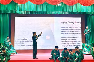 Trung úy Trần Việt Hoàng, Chính trị viên Đại đội 14, Trung đoàn 4, Sư đoàn 5, Quân khu 7 lan tỏa giá trị của thơ ca thông qua hoạt cảnh sân khấu.