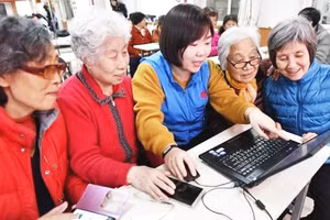 Người cao tuổi tại Singapore tham gia lớp học về AI. Ảnh: GETTY IMAGES