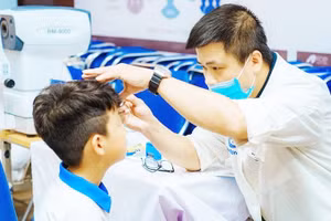 Kiểm tra thị lực cho học sinh tiểu học. 