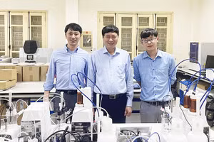GS, TS Nguyễn Văn Nội (đứng giữa) cùng với sinh viên trong phòng thí nghiệm.