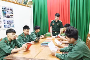 Cán bộ, chiến sĩ Đồn Biên phòng Đăk Dang, Bộ đội Biên phòng tỉnh Lâm Đồng trao đổi về sách trong một buổi sinh hoạt.