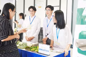 Nhóm Senlution đang giới thiệu sản phẩm tại không gian trưng bày của cuộc thi năm nay.