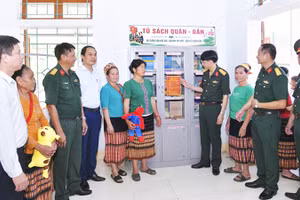 Xây dựng các tủ sách quân - dân sẽ thêm gắn kết mặt trận quốc phòng toàn dân, đặc biệt là ở các vùng sâu, vùng xa. Ảnh: NGỰ BÌNH