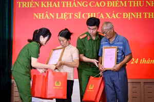 Trao kết quả giám định ADN hài cốt liệt sĩ cho đại diện thân nhân liệt sĩ.