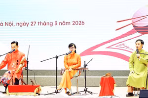 Các nghệ sĩ trong một chương trình giao lưu với học sinh.
