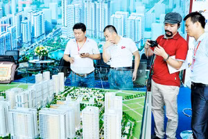 Doanh nghiệp bất động sản đang phải cạnh tranh quyết liệt hơn để thu hút vốn. Ảnh: NAM ANH