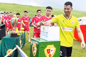 Các đội bóng, cầu thủ và cổ động viên đến sân đã tích cực tham gia đóng góp, ủng hộ quỹ xây chùa Đại Ân Tokyo.