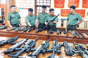 Đại tá Lê Văn Hóa, Phó Giám đốc, Thủ trưởng Cơ quan An ninh điều tra Công an tỉnh Quảng Trị mô tả về các loại súng vừa thu giữ trong chuyên án.