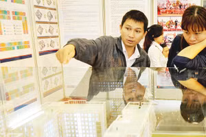 Người lao động tìm hiểu thông tin tại một dự án nhà ở cho người thu nhập thấp. Ảnh: NAM NGUYỄN