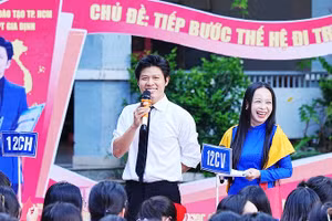 Nhạc sĩ Nguyễn Văn Chung hòa mình vào không khí lịch sử để nuôi cảm hứng sáng tác.