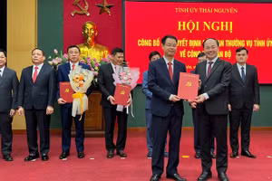 Đồng chí Vũ Việt Dũng (bên trái) nhận quyết định chỉ định giữ chức vụ Bí thư xã Sảng Mộc. (Ảnh: TUẤN SƠN).