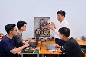 Tiến sĩ Nguyễn Trung Hiếu (áo trắng) – Trưởng khoa, Khoa Kỹ thuật Điện tử 1 của Học viện Công nghệ Bưu chính Viễn thông.
