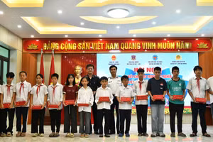 Trao quà cho các học sinh là con đồng bào tôn giáo, con ngư dân tại chương trình. (Ảnh BTC)