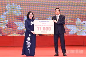 Đồng chí Bùi Thị Minh Hoài, Ủy viên Bộ Chính trị, Bí thư Trung ương Đảng, Chủ tịch Ủy ban Trung ương Mặt trận Tổ quốc Việt Nam, tiếp nhận ủng hộ từ đại diện Tập đoàn VINGROUP. (Ảnh: TRẦN HẢI)