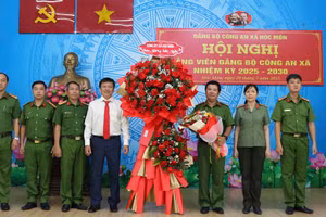 Chủ tịch Ủy ban nhân dân xã Hóc Môn Trần Văn Chiến tặng hoa chúc mừng Hội nghị Đảng viên Đảng bộ Công an xã nhiệm kỳ 2025-2030.