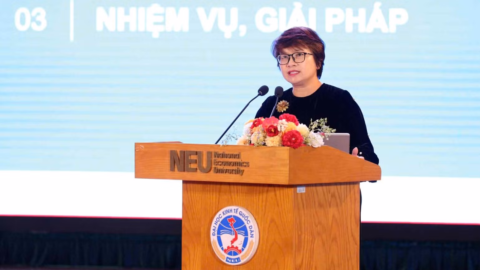 Cục trưởng Hợp tác quốc tế (Bộ Giáo dục và Đào tạo), Nguyễn Thu Thủy trình bày tham luận tại hội nghị.