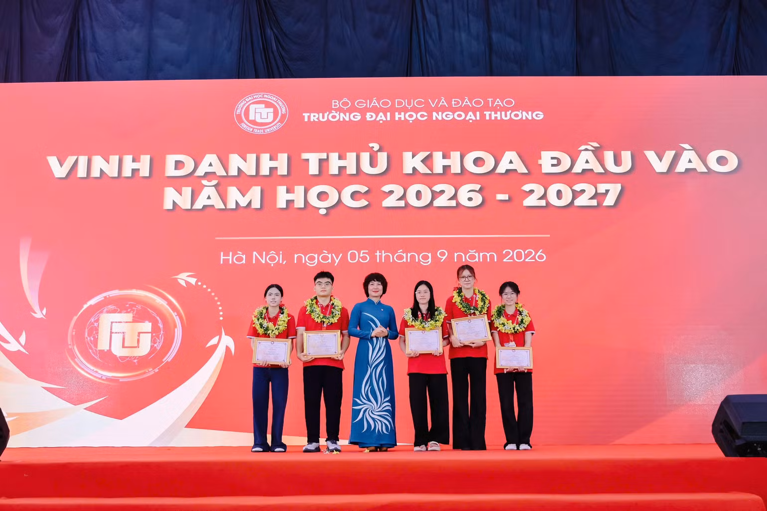 Vinh danh thủ khoa đầu vào năm học 2026-2027 (Ảnh: FTU)