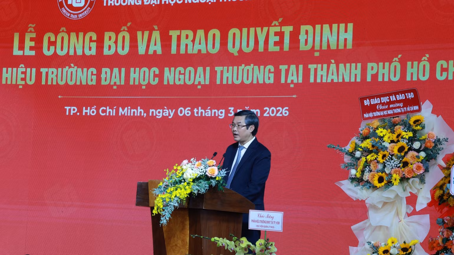 Thứ trưởng Giáo dục và Đào tạo Nguyễn Văn Phúc phát biểu chúc mừng tại buổi lễ.