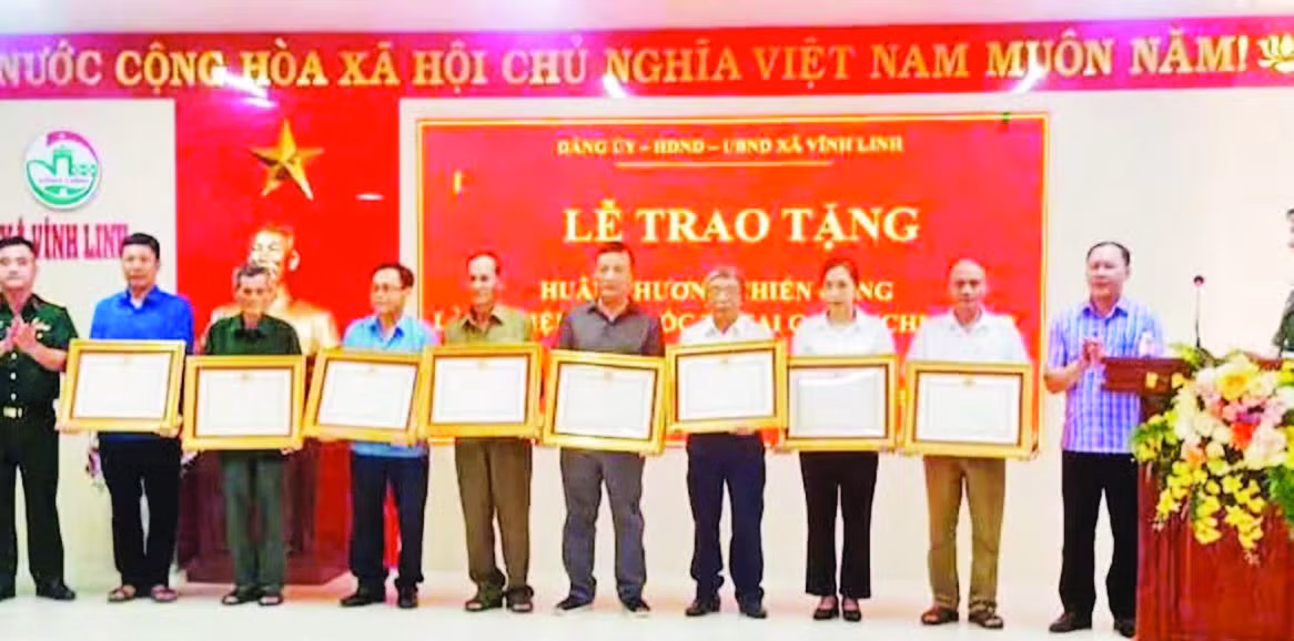 phan-thuong-cao-quy-trao-tang-bo-doi-tinh-nguyen-xa-vinh-linh-quang-tri.jpg