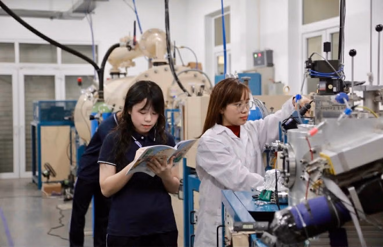 Sinh viên Trường đại học Khoa học tự nhiên (Đại học Quốc gia Hà Nội) thực hành nghiên cứu tại phòng thí nghiệm.