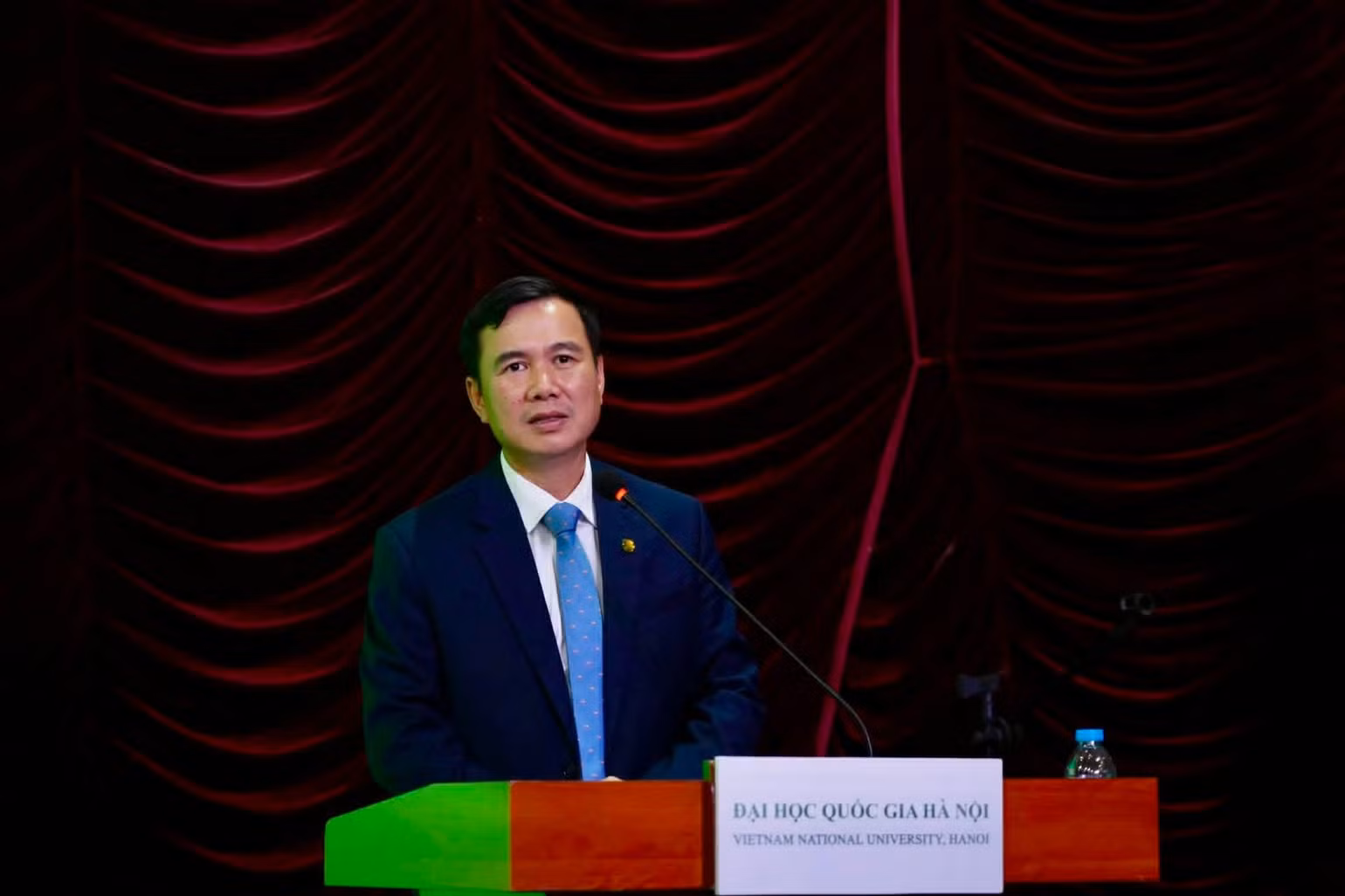 Ủy viên dự khuyết Ban Chấp hành Trung ương Đảng, Giám đốc Đại học Quốc gia Hà Nội Bùi Thế Duy phát biểu ý kiến.