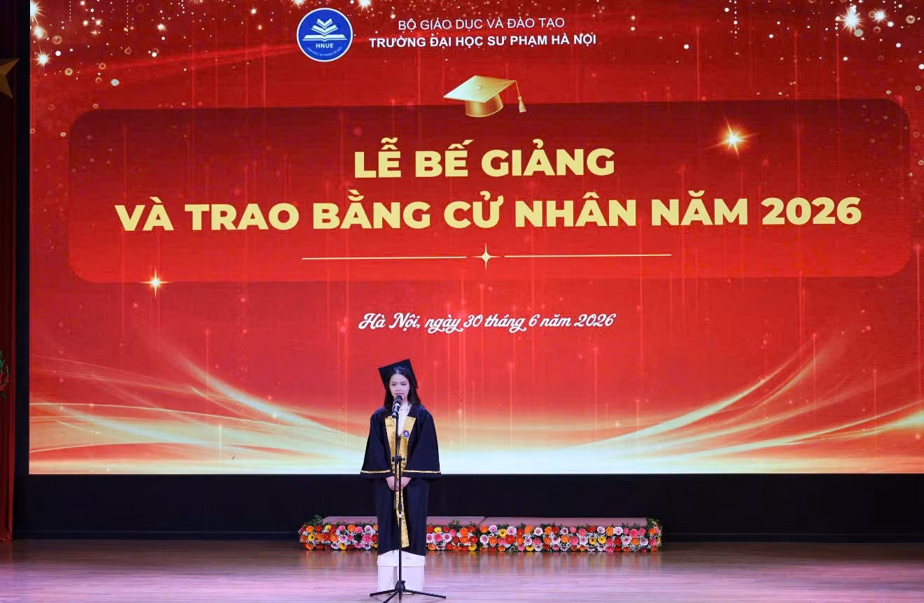 Em Phùng Nguyễn Ngọc Anh, sinh viên lớp Chất lượng cao khóa 72, tốt nghiệp loại xuất sắc chuyên ngành Sư phạm Toán học, đại diện các tân cử nhân phát biểu ý kiến.