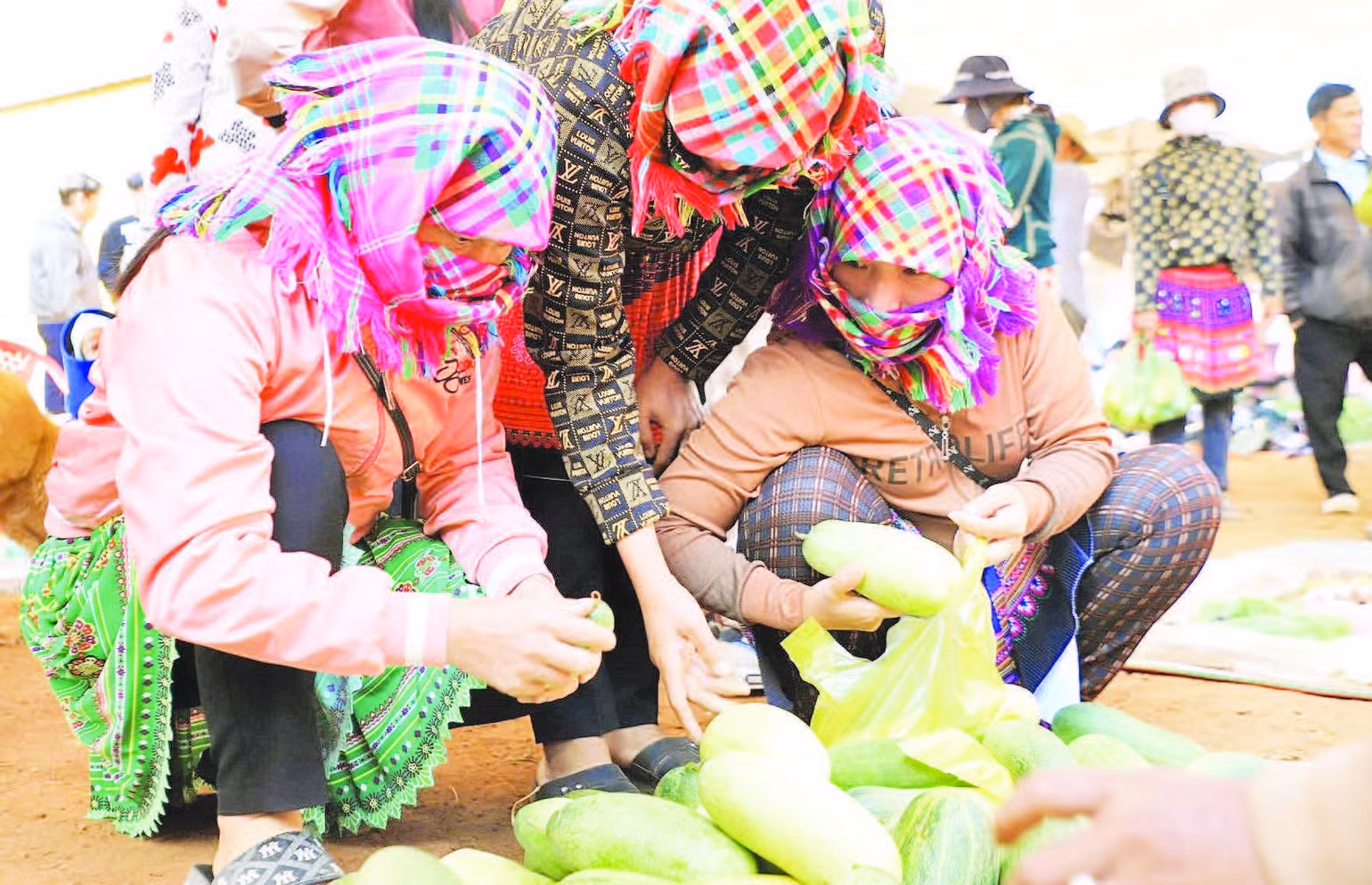 1-gian-hang-ban-dua-meo-mon-an-quen-thuoc-cua-nguoi-hmong.jpg