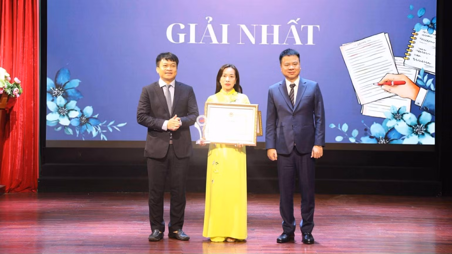 Ông Triệu Ngọc Lâm, Tổng Biên tập Báo Giáo dục và Thời đại, Phó Trưởng ban Tổ chức cuộc thi và ông Doãn Hồng Hà, Phó Trưởng ban Tuyên giáo và Dân vận Đảng ủy (Bộ Giáo dục và Đào tạo) trao giải Nhất.