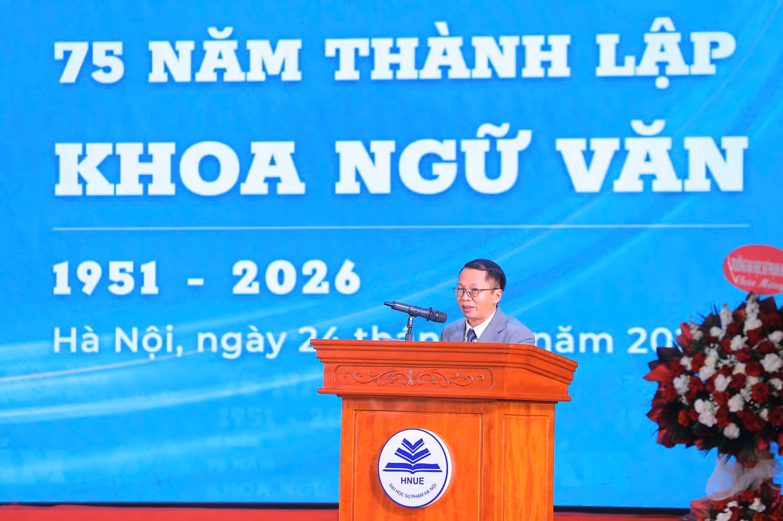 Phó Giáo sư, Tiến sĩ Hà Văn Minh, Bí thư Đảng ủy, Trưởng khoa Ngữ văn trình bày diễn văn kỷ niệm. (Ảnh: QUYẾT BÙI)
