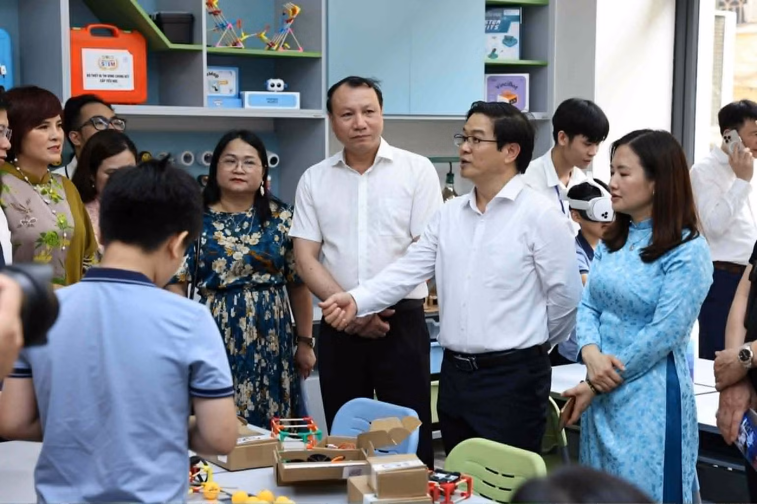 Vụ trưởng Vụ Giáo dục phổ thông Thái Văn Tài và các thầy cô tham quan học sinh trải nghiệm STEM. (Ảnh: THANH TÙNG)