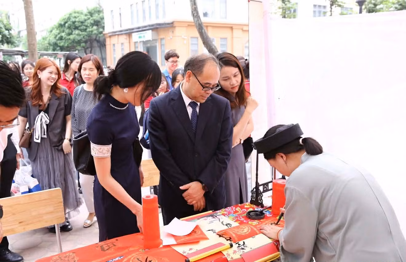 Tham tán Giáo dục, Đại sứ quán Trung Quốc tại Việt Nam, La Diệu Quang tham quan gian hàng.