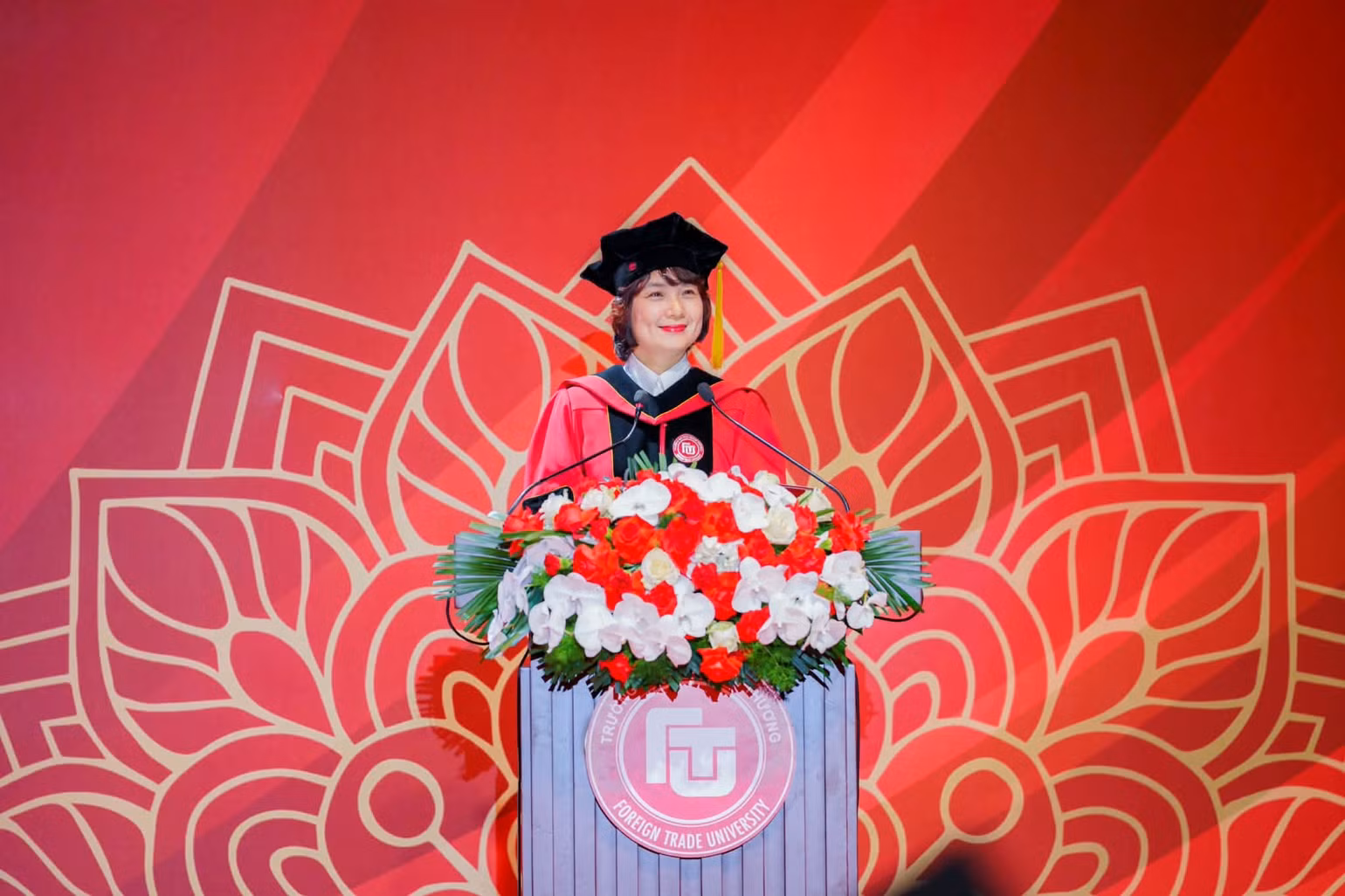 Phó Giáo sư, Tiến sĩ Phạm Thu Hương - Bí thư Đảng ủy, Hiệu trưởng Trường đại học Ngoại thương chúc mừng các tân cử nhân. (Ảnh: FTU)