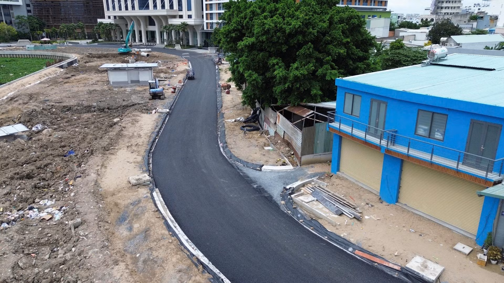 Theo chỉ đạo của Chủ tịch Ủy ban nhân dân Thành phố Hồ Chí Minh, Ban hạ tầng xây dựng phương án thi công rút ngắn thời gian hoàn thành toàn bộ dự án cải tạo và chỉnh trang rạch Xuyên Tâm vào tháng 12/2027. (Ảnh: QUÝ HIỀN)