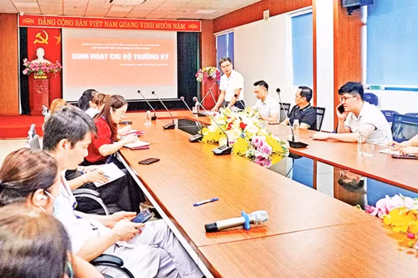Một buổi sinh hoạt định kỳ của Chi bộ Khối Cận lâm sàng và Văn phòng thuộc Đảng bộ Công ty cổ phần Bệnh viện quốc tế Thái Nguyên. (Ảnh: THẾ BÌNH)
