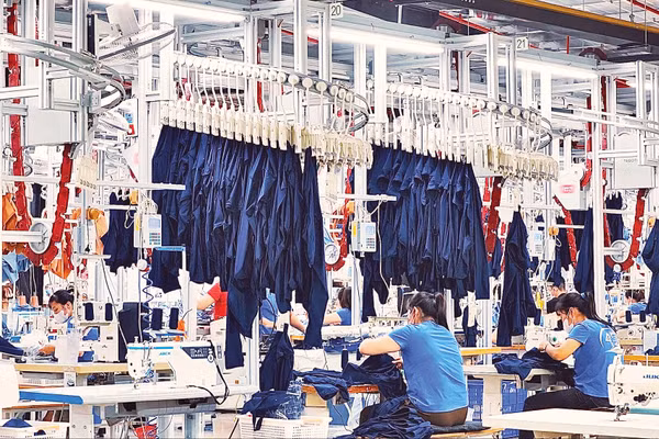 Dây chuyền treo tự động trong các nhà máy may của Công ty cổ phần Đầu tư và Thương mại TNG đưa bán sản phẩm đến từng vị trí của công nhân. (Ảnh: THẾ BÌNH)