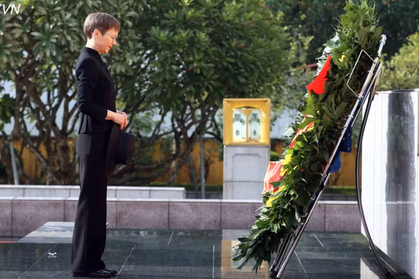 [Ảnh] Thủ tướng Liechtenstein đặt vòng hoa tưởng niệm các Anh hùng liệt sĩ