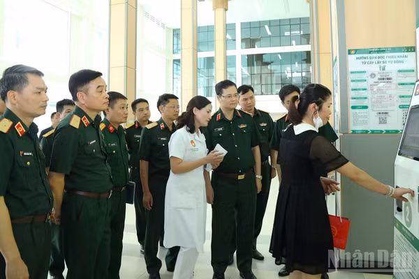 Đoàn công tác Tổng cục Hậu cần-Kỹ thuật tham quan kios đăng ký khám bệnh tại Bệnh viện Quân y 103. (Ảnh: TRẦN QUỲNH HƯƠNG)