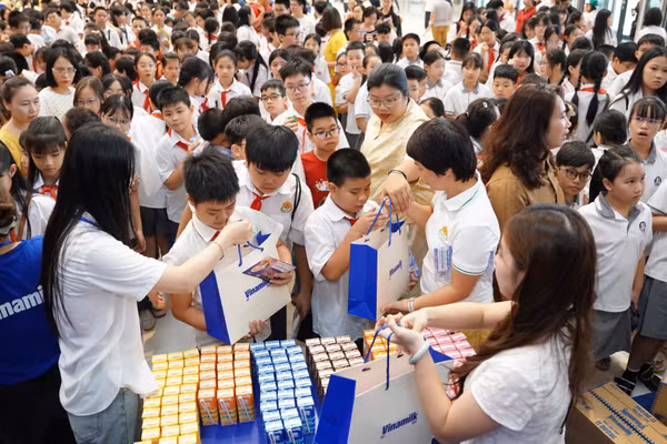 Gian hàng Vinamilk thu hút rất đông các em học sinh và gia đình đến tham quan, trải nghiệm tại chương trình “Chắp cánh tuổi thơ”. (Ảnh: Vi Nam)