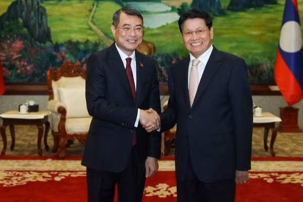 Thủ tướng Chính phủ Lê Minh Hưng hội kiến Tổng Bí thư, Chủ tịch nước Lào Thongloun Sisoulith. (Ảnh: chinhphu.vn/Nhật Bắc)