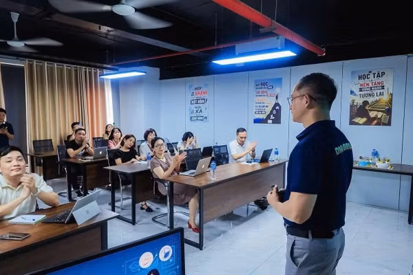Tập huấn “Ứng dụng AI vào soạn giáo án, tạo slide bài giảng và đổi mới sáng tạo trong dạy và học” tại Khoa Du lịch, Trường đại học Văn hóa Hà Nội.