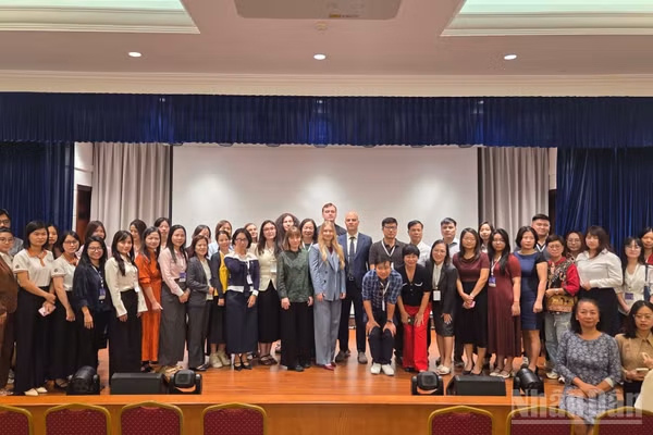 Các đại biểu dự chương trình. (Ảnh: NGÔ HƯƠNG)