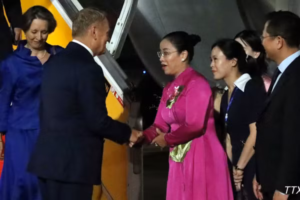 Phó Chủ tịch Ủy ban nhân dân thành phố Đà Nẵng Nguyễn Thị Anh Thi đón Thủ tướng Cộng hòa Ba Lan Donald Tusk tại sân bay quốc tế Đà Nẵng. (Ảnh: TTXVN)