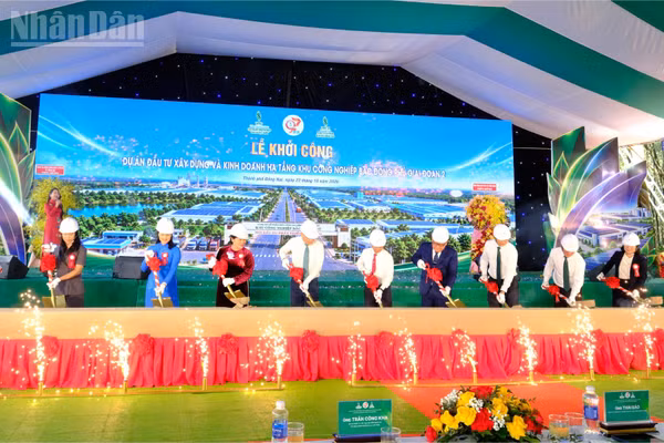 Các đại biểu thực hiện nghi thức xúc cát khởi công Dự án Khu công nghiệp Bắc Đồng Phú giai đoạn 2. (Ảnh: TS)