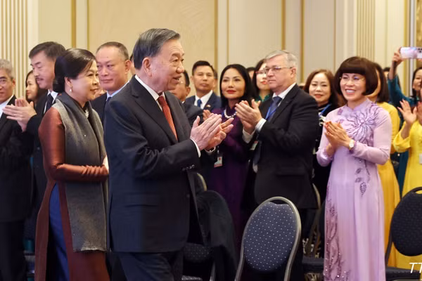 [Ảnh] Tổng Bí thư, Chủ tịch nước Tô Lâm và Phu nhân gặp đại diện cộng đồng người Việt Nam tại châu Âu