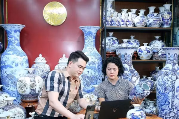 Nghệ nhân Trần Trung Hiếu (xã Bát Tràng, huyện Gia Lâm, Hà Nội) chia sẻ với đồng nghiệp về quy trình đưa sản phẩm lên sàn thương mại điện tử. (Ảnh: HUY HOÀNG)