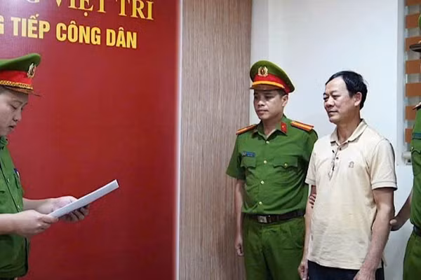 Cơ quan Công an tỉnh Phú Thọ đọc quyết định khởi tố bị can, lệnh bắt bị can để tạm giam đối với Quách Chí Lâm (thứ 2 từ phải sang). (Ảnh: Công an tỉnh Phú Thọ)