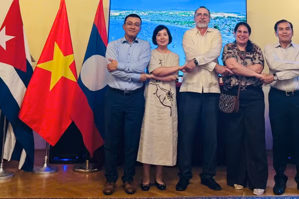 Hoạt động góp phần tăng cường sự hiểu biết, gắn bó và phối hợp giữa ba Đại sứ quán Việt Nam, Lào và Cuba tại Vienna.