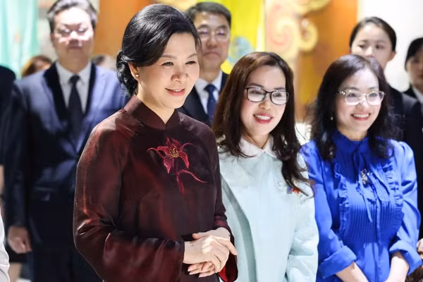 Bà Ngô Phương Ly - Phu nhân Tổng Bí thư, Chủ tịch nước Tô Lâm đến thăm Bảo tàng Âm nhạc dân tộc Quảng Tây. (Ảnh: TTXVN phát)